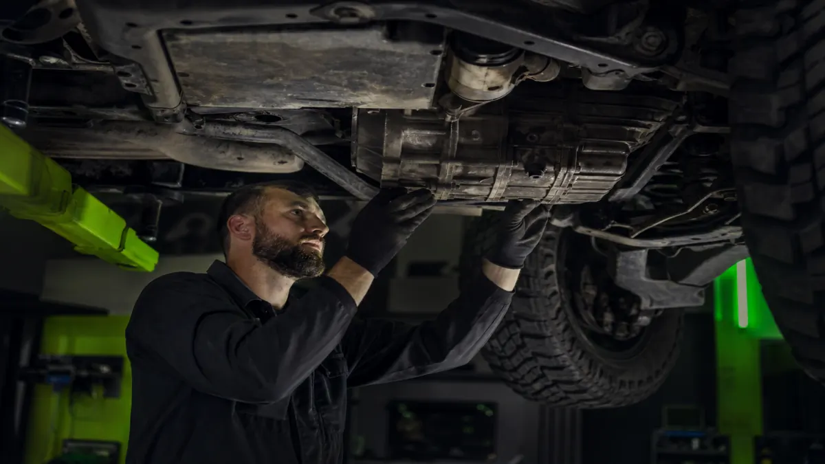 Inspektion eines Verteilergetriebes am Geländewagen, 1200x675